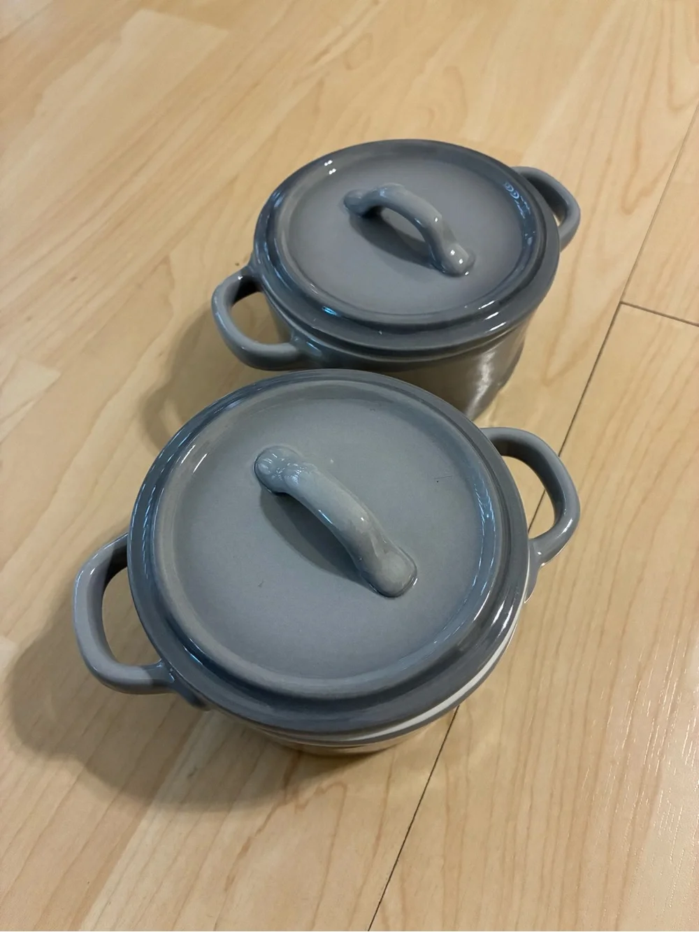 La Marque 84 vintage Sur La Table mini cocotte Ceramic Gray Round With Lid x2